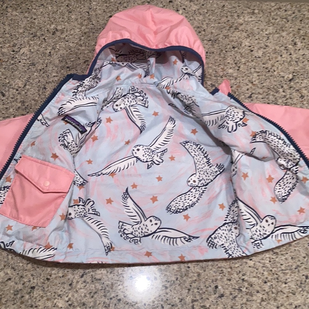 Size 3-6 mos Patagonia reversible hooded jacket - Picture 5 of 11
